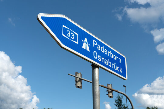Verkehrswegweiser in Bielefeld-Brackwede, S&uuml;dring, Autobahn A33, Paderborn, Osnabr&uuml;ck
