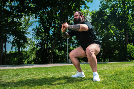 muscular man doing sports outdoors