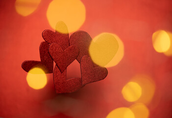 composición de corazones rojos con bokeh dorado y fondo rojo