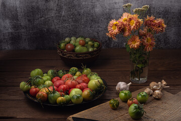 Making a delicious snack from unripe tomatoes.