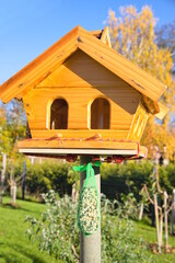 Vogelhaus im Garten mit Vogelnahrung im WInter