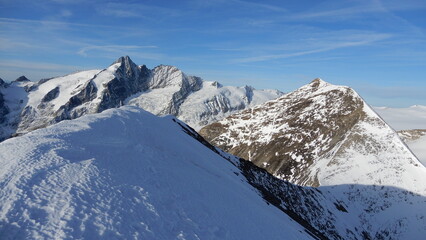 am Gipfel vom Sinnwelleck 3261m mit Blick zum Fuscherkarkopf 3331m rechts, und Gro&szlig;glockner 3798m links