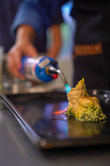 fotos de chef y sis preparacines en la cocina