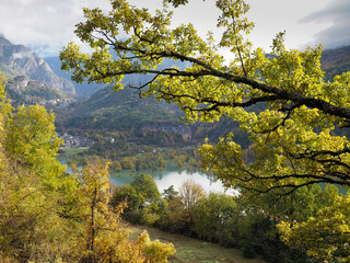 Pantano de Huesca en oto&ntilde;o con paise de monta&ntilde;a con nieve