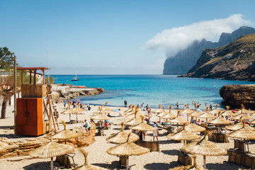 plage de Cala Sant Vicen&ccedil;, Balearic Islands, Spain
Plage de Majorque aux Bal&eacute;ares. Parasols de plage. Vacances &agrave; la mer m&eacute;diterran&eacute;e. Falaise et eau bleue. Touristes &agrave; la mer.