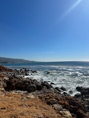 Obraz premium Waters on rocky shore