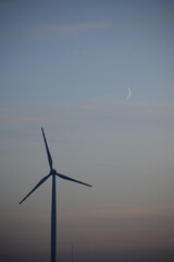 Księżyc przelatujący nad wiatrakiem © Piotrek