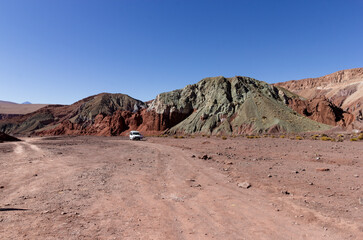 auto furgón blanco estacionado en un paisaje desértico, Valle Arco Iris, San Pedro de Atacama, desierto de Atacama, Chile