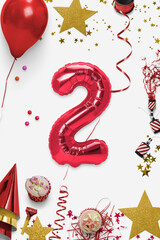 Numero 2 con stelle, coriandoli, coriandoli, champagne.
