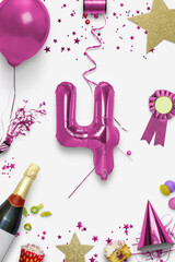 Numero 4 con stelle, coriandoli, coriandoli, champagne.
