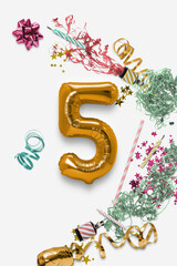 Numero 5 con stelle, coriandoli, coriandoli, champagne.
