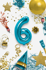 Numero 6 con stelle, coriandoli, coriandoli, champagne.
