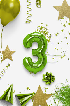 Numero 3 con stelle, coriandoli, coriandoli, champagne.
