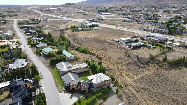 Vista a&eacute;rea de zona residencial y entorno rural en El Calafate, Argentina