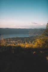 Majestätische Vulkanlandschaft von Mount Batur in Indonesien im Morgenlicht