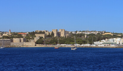 Fototapeta premium Grèce, île de Rhodes la vieille ville vue de la mer 