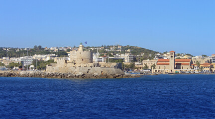 Grèce, île de Rhodes la vieille ville vue de la mer 