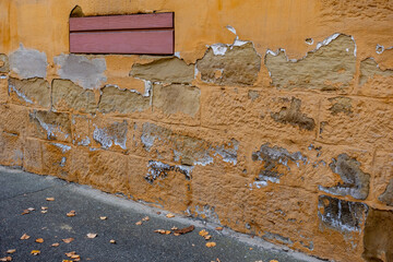 Feuchte und verschmutzte Hauswand