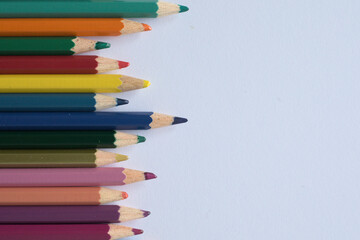 Coloring pencils in all the colours of the rainbow.