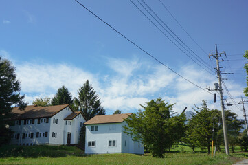 電柱と田舎の住宅、広がる青空