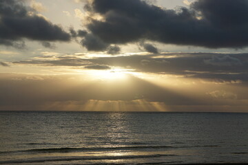 薄明光線、海と雲と朝日
