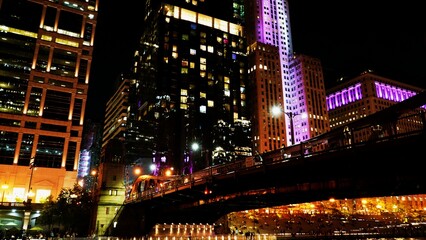 Obraz premium Downtown Clark Street Night in Chicago Riverwalk