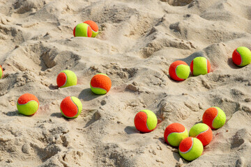 Bolas de Beach Tennis Coloridas Espalhadas na Areia da Praia