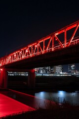 Obraz premium A red bridge with lights shining on it