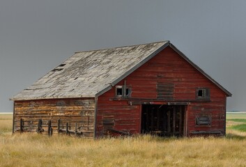 Obraz premium Old barns in country side in rural canada