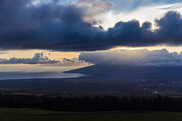Fototapeta premium Landscape view of the sunset on the island of Maui as seen from the side of Haleakala in Hawaii.