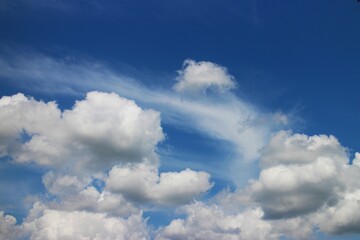 Obraz premium white cloud with blue sky background