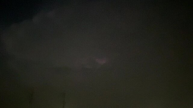 稲光する夜空