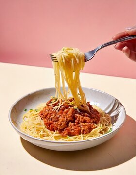 Spaghetti con bolognesa con tenedor agarrando fideos