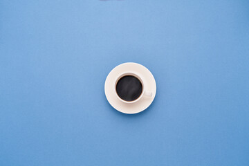 暖かいコーヒーに手を据えているところを俯瞰から見ている