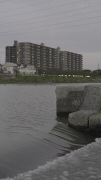 曇った日の川の水が流れる素材