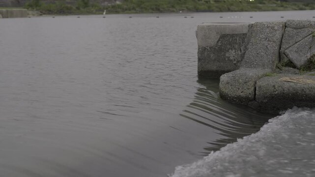 曇った日の川の水が流れる素材