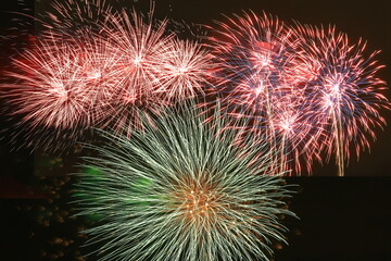 夏の夜空を染める