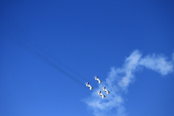 青空を飛ぶジェット機