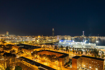 Blick auf den alten Hafen und die Stadt Barcelona bei Nacht, Barcelona, Spanien