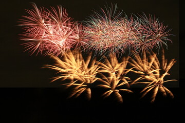 夏の夜空を染める