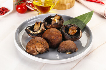 Baked brown champignons with spices