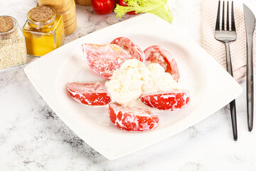 Salad with sliced tomato and stracciatella