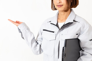 白背景に作業服を着た女性