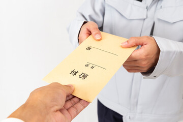 給料袋を受け取る手元