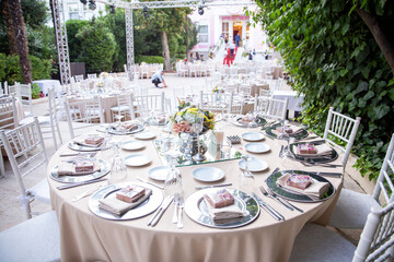 Elegant Wedding Table Setting with Floral Centerpiece and Mirror Placemats