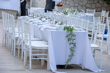 Elegant Wedding Table Decor with Floating Flowers in Vases