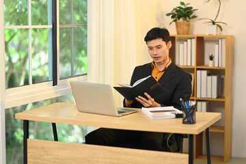 Fototapeta premium Professional businessman concentrating on work in a modern office
