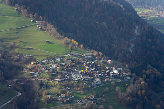 Das Bergdorf Luven im Val Lumnezia in Graub&uuml;nden in der Schweiz