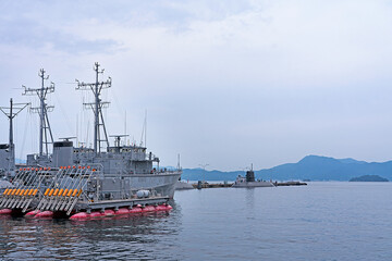 偵察船と山と曇り空