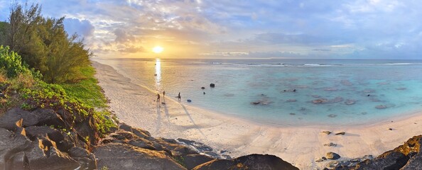 Fototapeta premium Romantic sunset on the beach in the Cook Islands panorama.